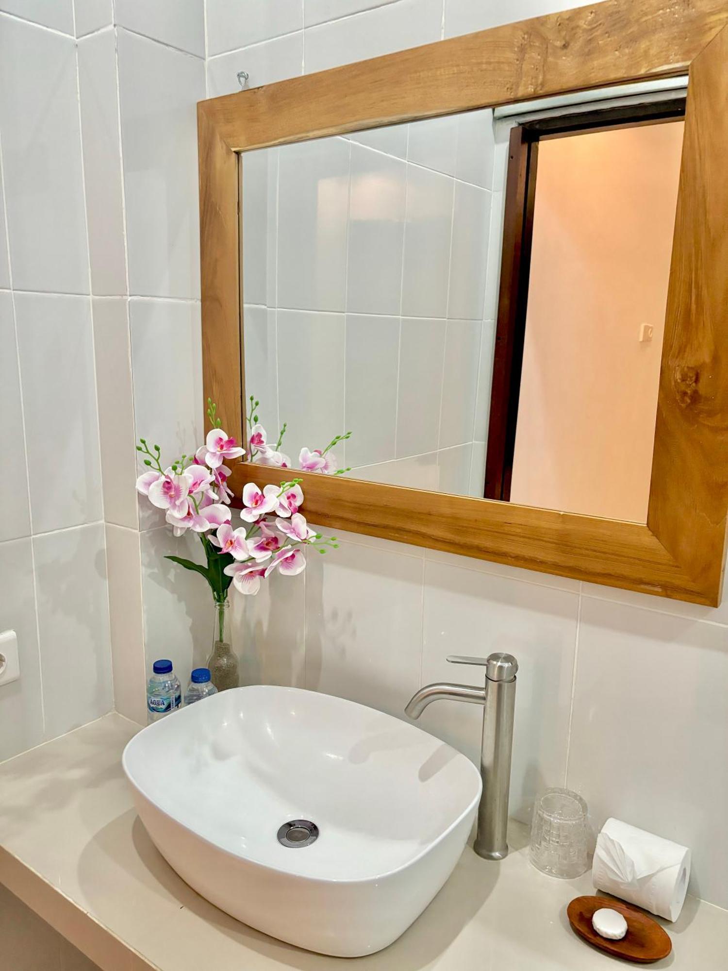 The Lima Home Stay In Canggu エクステリア 写真